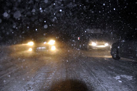 Hakkari ve ilçelerinde öğle saatlerinden beri etkili olan kar ve tipi hayatı olumsuz etkiliyor.