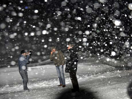 Hakkari ve ilçelerinde öğle saatlerinden beri etkili olan kar ve tipi hayatı olumsuz etkiliyor.