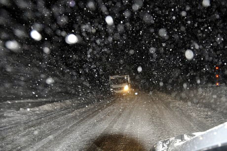 Hakkari ve ilçelerinde öğle saatlerinden beri etkili olan kar ve tipi hayatı olumsuz etkiliyor.