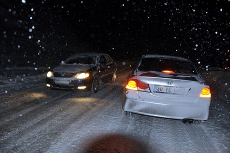 Hakkari ve ilçelerinde öğle saatlerinden beri etkili olan kar ve tipi hayatı olumsuz etkiliyor.