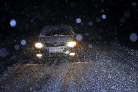Hakkari ve ilçelerinde öğle saatlerinden beri etkili olan kar ve tipi hayatı olumsuz etkiliyor.