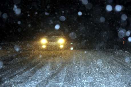 Hakkari ve ilçelerinde öğle saatlerinden beri etkili olan kar ve tipi hayatı olumsuz etkiliyor.