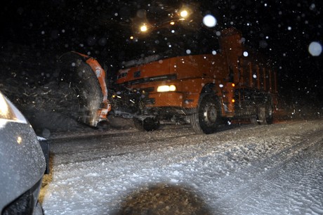 Hakkari ve ilçelerinde öğle saatlerinden beri etkili olan kar ve tipi hayatı olumsuz etkiliyor.