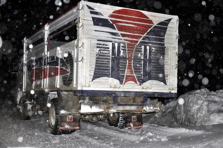 Hakkari ve ilçelerinde öğle saatlerinden beri etkili olan kar ve tipi hayatı olumsuz etkiliyor.