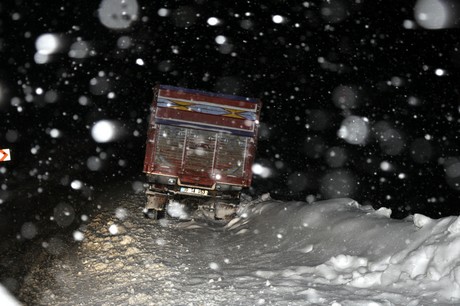 Hakkari ve ilçelerinde öğle saatlerinden beri etkili olan kar ve tipi hayatı olumsuz etkiliyor.