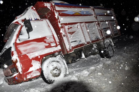 Hakkari ve ilçelerinde öğle saatlerinden beri etkili olan kar ve tipi hayatı olumsuz etkiliyor.