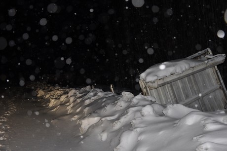 Hakkari ve ilçelerinde öğle saatlerinden beri etkili olan kar ve tipi hayatı olumsuz etkiliyor.