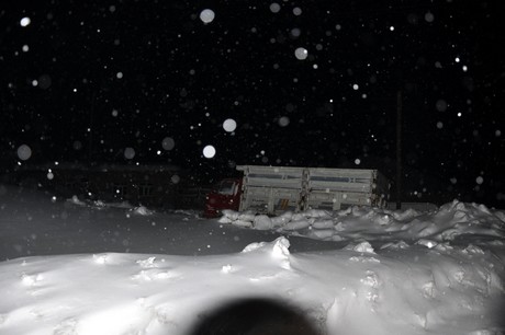 Hakkari ve ilçelerinde öğle saatlerinden beri etkili olan kar ve tipi hayatı olumsuz etkiliyor.