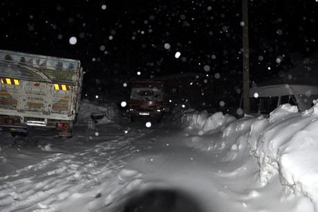Hakkari ve ilçelerinde öğle saatlerinden beri etkili olan kar ve tipi hayatı olumsuz etkiliyor.