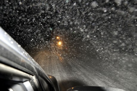 Hakkari ve ilçelerinde öğle saatlerinden beri etkili olan kar ve tipi hayatı olumsuz etkiliyor.
