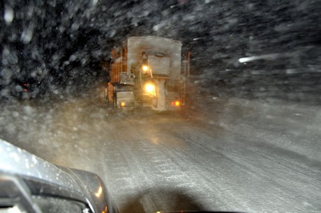 Hakkari ve ilçelerinde öğle saatlerinden beri etkili olan kar ve tipi hayatı olumsuz etkiliyor.
