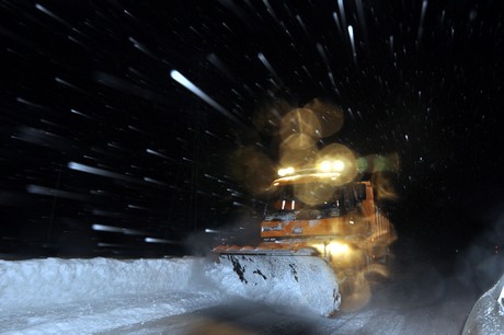 Hakkari ve ilçelerinde öğle saatlerinden beri etkili olan kar ve tipi hayatı olumsuz etkiliyor.