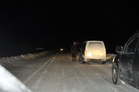 Hakkari ve ilçelerinde öğle saatlerinden beri etkili olan kar ve tipi hayatı olumsuz etkiliyor.