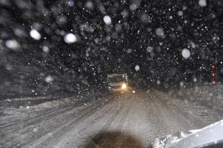 Hakkari ve ilçelerinde öğle saatlerinden beri etkili olan kar ve tipi hayatı olumsuz etkiliyor.