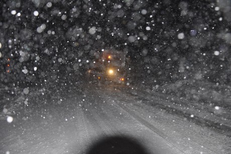 Hakkari ve ilçelerinde öğle saatlerinden beri etkili olan kar ve tipi hayatı olumsuz etkiliyor.