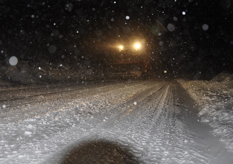 Hakkari ve ilçelerinde öğle saatlerinden beri etkili olan kar ve tipi hayatı olumsuz etkiliyor.