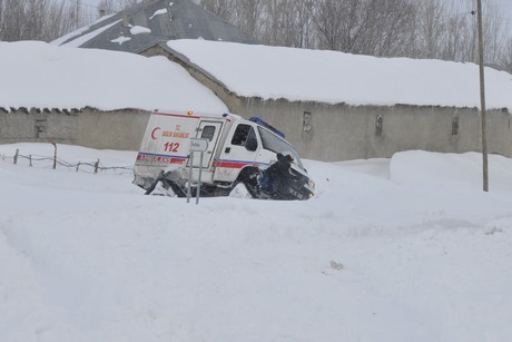 Yüksekova'da Hasta Kurtarma Operasyonu