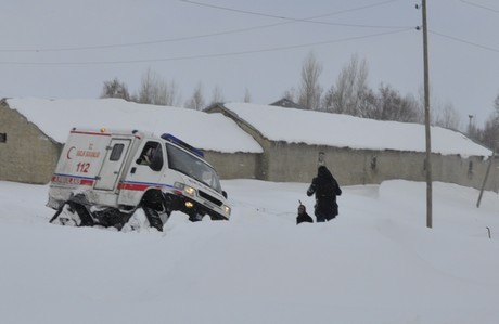 Yüksekova'da Hasta Kurtarma Operasyonu