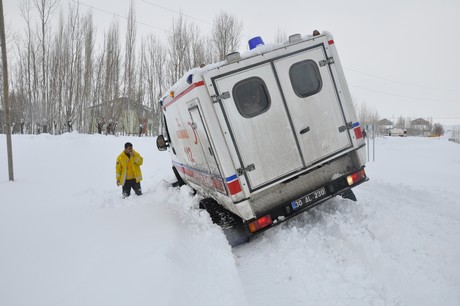Yüksekova'da Hasta Kurtarma Operasyonu
