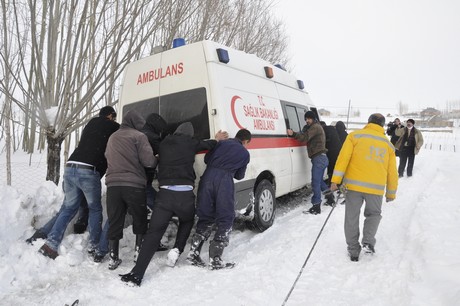Yüksekova'da Hasta Kurtarma Operasyonu