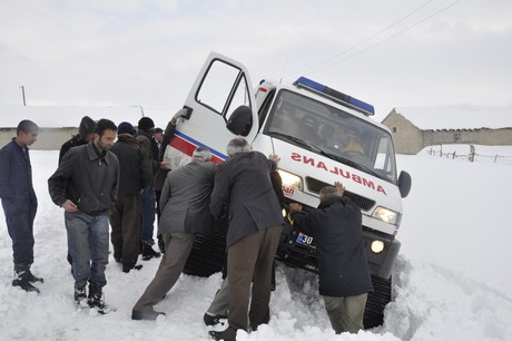 Yüksekova'da Hasta Kurtarma Operasyonu