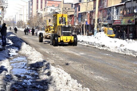Yüksekova'da 2 gündür aralıksız yağan kar yağışının ardından yüksekova belediyesine ait karla mücadele ekipleri çarşı merkezini ve ara sokaklarını temizliyor.