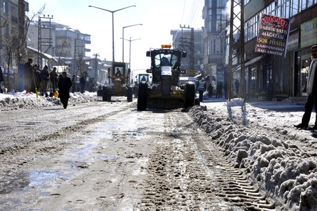Yüksekova'da 2 gündür aralıksız yağan kar yağışının ardından yüksekova belediyesine ait karla mücadele ekipleri çarşı merkezini ve ara sokaklarını temizliyor.