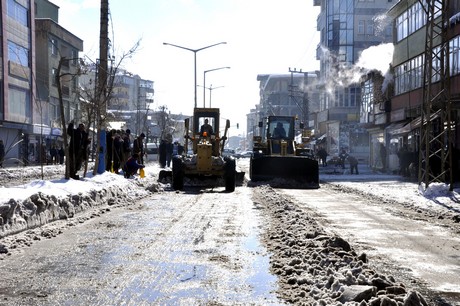 Yüksekova'da 2 gündür aralıksız yağan kar yağışının ardından yüksekova belediyesine ait karla mücadele ekipleri çarşı merkezini ve ara sokaklarını temizliyor.