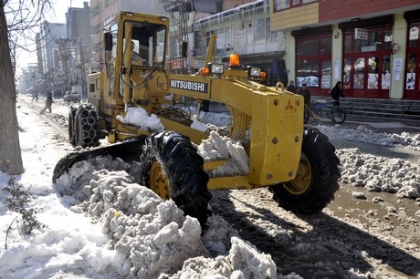 Yüksekova'da 2 gündür aralıksız yağan kar yağışının ardından yüksekova belediyesine ait karla mücadele ekipleri çarşı merkezini ve ara sokaklarını temizliyor.
