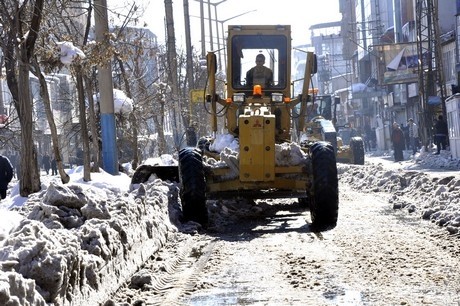 Yüksekova'da 2 gündür aralıksız yağan kar yağışının ardından yüksekova belediyesine ait karla mücadele ekipleri çarşı merkezini ve ara sokaklarını temizliyor.