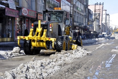 Yüksekova'da 2 gündür aralıksız yağan kar yağışının ardından yüksekova belediyesine ait karla mücadele ekipleri çarşı merkezini ve ara sokaklarını temizliyor.