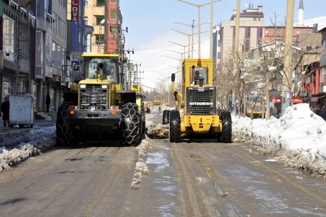 Yüksekova'da 2 gündür aralıksız yağan kar yağışının ardından yüksekova belediyesine ait karla mücadele ekipleri çarşı merkezini ve ara sokaklarını temizliyor.