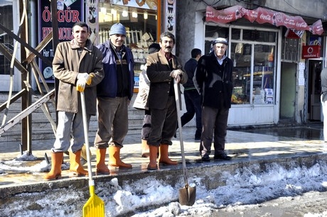 Yüksekova'da 2 gündür aralıksız yağan kar yağışının ardından yüksekova belediyesine ait karla mücadele ekipleri çarşı merkezini ve ara sokaklarını temizliyor.