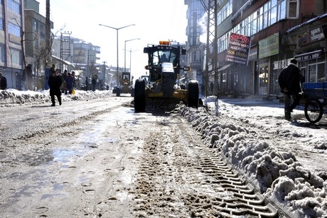 Yüksekova'da 2 gündür aralıksız yağan kar yağışının ardından yüksekova belediyesine ait karla mücadele ekipleri çarşı merkezini ve ara sokaklarını temizliyor.