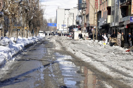 Yüksekova'da 2 gündür aralıksız yağan kar yağışının ardından yüksekova belediyesine ait karla mücadele ekipleri çarşı merkezini ve ara sokaklarını temizliyor.