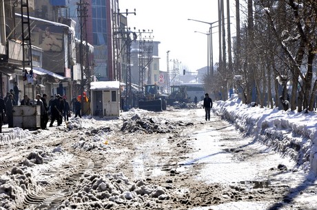 Yüksekova'da 2 gündür aralıksız yağan kar yağışının ardından yüksekova belediyesine ait karla mücadele ekipleri çarşı merkezini ve ara sokaklarını temizliyor.