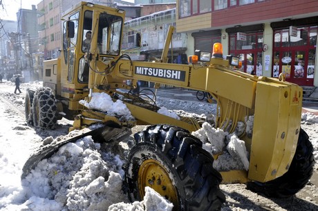 Yüksekova'da 2 gündür aralıksız yağan kar yağışının ardından yüksekova belediyesine ait karla mücadele ekipleri çarşı merkezini ve ara sokaklarını temizliyor.