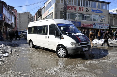 Yüksekova'da 2 gündür aralıksız yağan kar yağışının ardından yüksekova belediyesine ait karla mücadele ekipleri çarşı merkezini ve ara sokaklarını temizliyor.