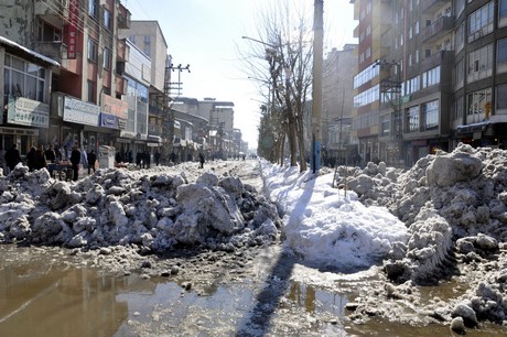 Yüksekova'da 2 gündür aralıksız yağan kar yağışının ardından yüksekova belediyesine ait karla mücadele ekipleri çarşı merkezini ve ara sokaklarını temizliyor.
