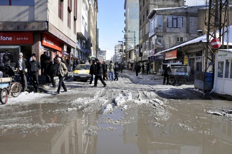 Yüksekova'da 2 gündür aralıksız yağan kar yağışının ardından yüksekova belediyesine ait karla mücadele ekipleri çarşı merkezini ve ara sokaklarını temizliyor.