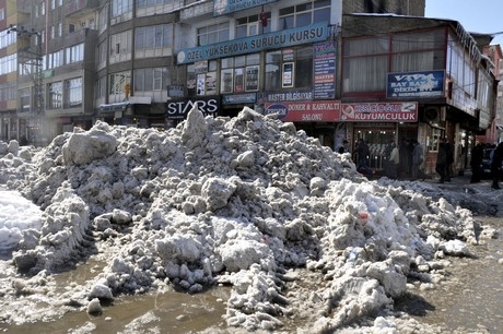 Yüksekova'da 2 gündür aralıksız yağan kar yağışının ardından yüksekova belediyesine ait karla mücadele ekipleri çarşı merkezini ve ara sokaklarını temizliyor.