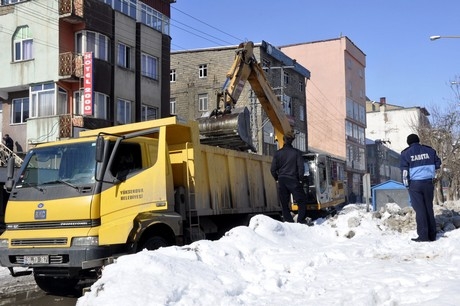 Yüksekova'da 2 gündür aralıksız yağan kar yağışının ardından yüksekova belediyesine ait karla mücadele ekipleri çarşı merkezini ve ara sokaklarını temizliyor.