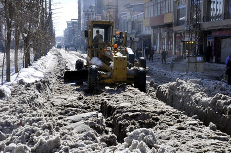 Yüksekova'da 2 gündür aralıksız yağan kar yağışının ardından yüksekova belediyesine ait karla mücadele ekipleri çarşı merkezini ve ara sokaklarını temizliyor.