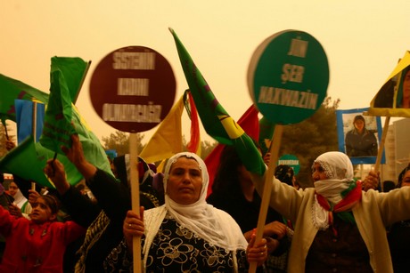 8 Mart Dünya Kadınlar Günü nedeniyle Mardin, Batman, Ankara, Mersin, İstanbul, Aydın, Ağrı, Muş, Van, Kars, Erzurum ve Hakkari'de düzenlenen miting ve etkinlere katılarak alanları gökkuşağı rengine büründüren onbinlerce kadın, Başbakan Erdoğan'ın 