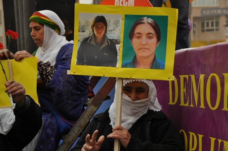 8 Mart Dünya Kadınlar Günü nedeniyle Mardin, Batman, Ankara, Mersin, İstanbul, Aydın, Ağrı, Muş, Van, Kars, Erzurum ve Hakkari'de düzenlenen miting ve etkinlere katılarak alanları gökkuşağı rengine büründüren onbinlerce kadın, Başbakan Erdoğan'ın 