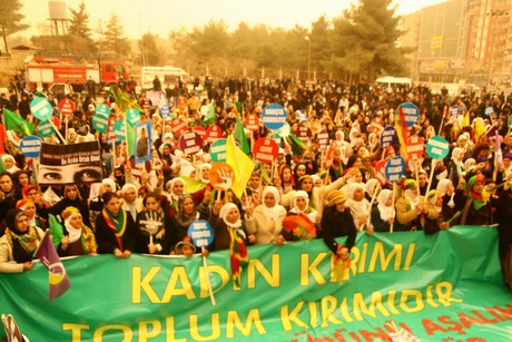 8 Mart Dünya Kadınlar Günü nedeniyle Mardin, Batman, Ankara, Mersin, İstanbul, Aydın, Ağrı, Muş, Van, Kars, Erzurum ve Hakkari'de düzenlenen miting ve etkinlere katılarak alanları gökkuşağı rengine büründüren onbinlerce kadın, Başbakan Erdoğan'ın 