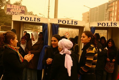 8 Mart Dünya Kadınlar Günü nedeniyle Mardin, Batman, Ankara, Mersin, İstanbul, Aydın, Ağrı, Muş, Van, Kars, Erzurum ve Hakkari'de düzenlenen miting ve etkinlere katılarak alanları gökkuşağı rengine büründüren onbinlerce kadın, Başbakan Erdoğan'ın 