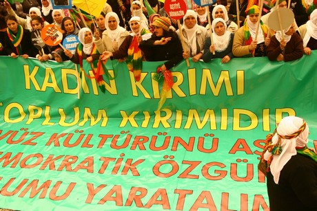 8 Mart Dünya Kadınlar Günü nedeniyle Mardin, Batman, Ankara, Mersin, İstanbul, Aydın, Ağrı, Muş, Van, Kars, Erzurum ve Hakkari'de düzenlenen miting ve etkinlere katılarak alanları gökkuşağı rengine büründüren onbinlerce kadın, Başbakan Erdoğan'ın 