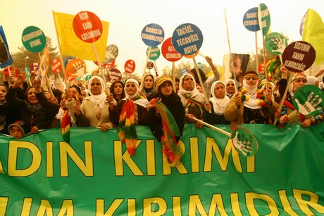 8 Mart Dünya Kadınlar Günü nedeniyle Mardin, Batman, Ankara, Mersin, İstanbul, Aydın, Ağrı, Muş, Van, Kars, Erzurum ve Hakkari'de düzenlenen miting ve etkinlere katılarak alanları gökkuşağı rengine büründüren onbinlerce kadın, Başbakan Erdoğan'ın 