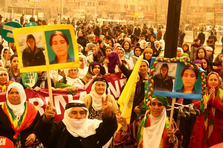 8 Mart Dünya Kadınlar Günü nedeniyle Mardin, Batman, Ankara, Mersin, İstanbul, Aydın, Ağrı, Muş, Van, Kars, Erzurum ve Hakkari'de düzenlenen miting ve etkinlere katılarak alanları gökkuşağı rengine büründüren onbinlerce kadın, Başbakan Erdoğan'ın 